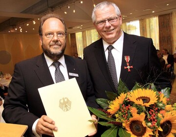 Der Diepholzer Landrat Gerhard Sttzel (links) berreichte Egon Schnoor das Bundesverdienstkreuz am Bande.