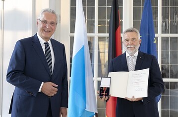Ulrich Schfer (rechts), Ehrenprsident des Verbandes Garten-, Landschafts- und Sportplatzbau Bayern, erhlt das Bundesverdienstkreuz ausgehndigt vom bayerischen Innenminister Joachim Herrmann. 