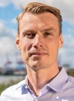 Jan Jörgenshaus (39) hat in Bamberg BWL studiert. Den größten Teil seines Berufslebens verbrachte er bei dem Infrastrukturdienstleister SPIE SAG, einer ehemaligen RWE-Tochter; zuletzt verantwortlich für 120 Mio. € Umsatz und 1.200 Mitarbeiter. Seit dem 15. April 2020 leistet Jörgenshaus von Hamburg aus Pionierarbeit im GaLaBau für idverde Deutschland.