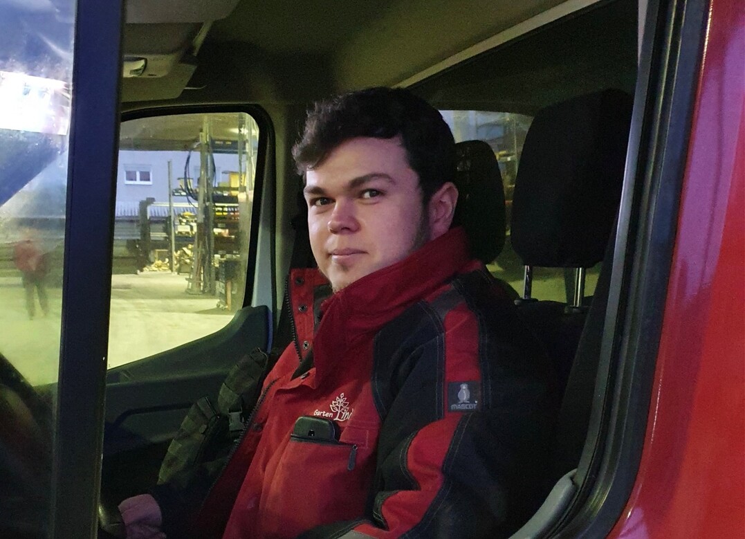 Schon zwei Jahre nach Abschluss seiner eigenen Ausbildung zum Landschaftsgrtner war er nicht nur Vorarbeiter, sondern bildete bereits selbst aus: Heute ist Jonathan Zimmer Landschaftsgrtnermeister mit Bestnote. Dafr gabs den Meisterpreis der Bayerischen Staatsregierung. Ideale Voraussetzungen, um seinen Traum in die Tat umzusetzen: seinen beruflichen Schwerpunkt noch strker auf die bestmgliche Ausbildung junger Landschaftsgrtnerinnen und -grtner zu legen.