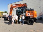 Familie Schwarz bei der Übergabe des Hitachi ZX140: Rüdiger Schwarz, Petra Schwarz, Ronny Breest, Kathrin Koppe, Mario Berger