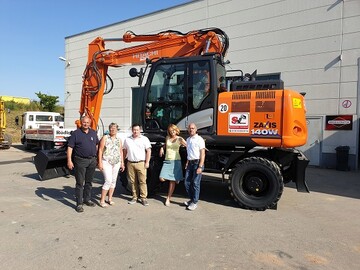 Familie Schwarz bei der bergabe des Hitachi ZX140: Rdiger Schwarz, Petra Schwarz, Ronny Breest, Kathrin Koppe, Mario Berger 