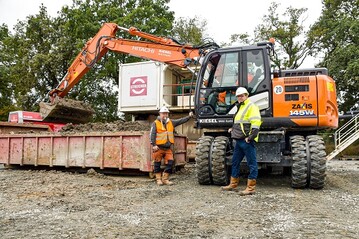 Der kompakte mobile 15-Tonner Hitachi ZW145W hat sich als flexibler Allrounder bewhrt, wie alle Beteiligten finden. Im Bild v.l.n.r.: Uwe Seeliger, Nic Hofschrer 