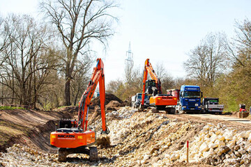 Mit zwei Hitachi ZX250 LCN fertigt die Nacken GmbH einen knstlichen Flussarm am Neckar.