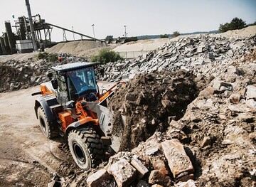 Fr den ZW 200-7 knnen Hitachi-Kunden aus einem groen Angebot an Schaufel-Optionen whlen, einschlielich Universal-, Fels-, Hochkipp- und Leichtgutschaufeln. 