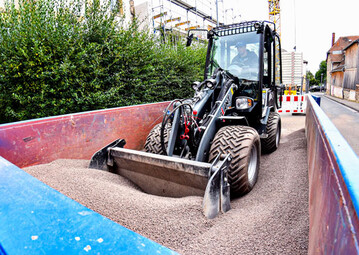 Dank geringer Spurbreite kann der Giant G2700 auch einen Abrollcontainer befahren.