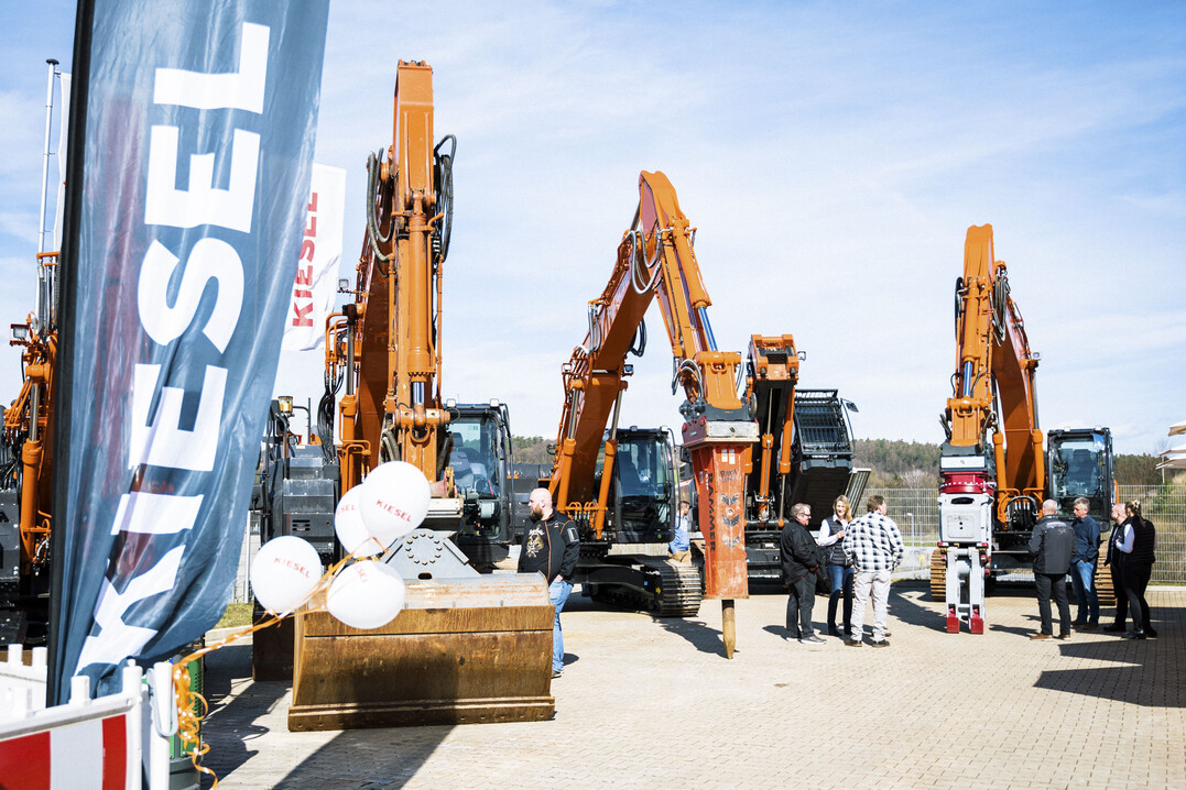 Ausstellung von Baumaschinen und Anbaugeräten stieß bei den Besuchern auf großes Interesse