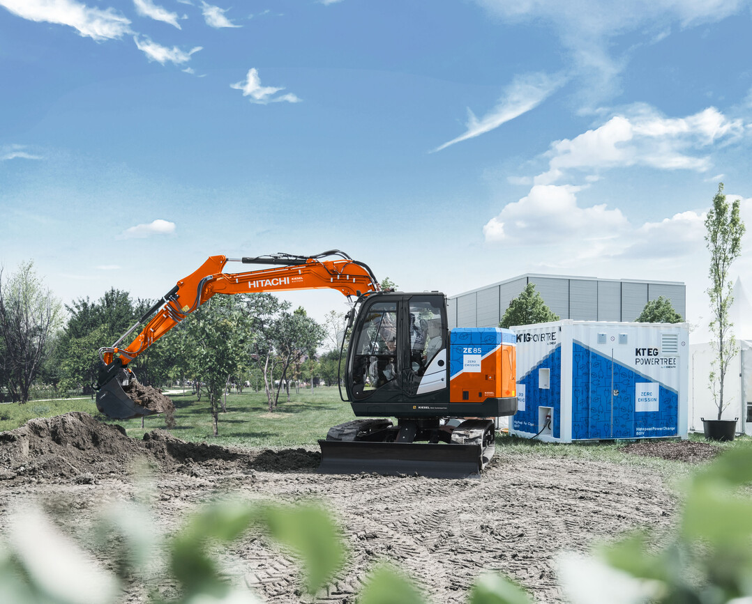 Kraftvolles Duo: Powertree und der vollelektrische Bagger ZE85 von KTEG arbeiten emissionsfrei