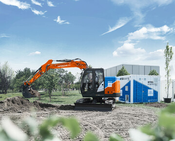 Kraftvolles Duo: Powertree und der vollelektrische Bagger ZE85 von KTEG arbeiten emissionsfrei