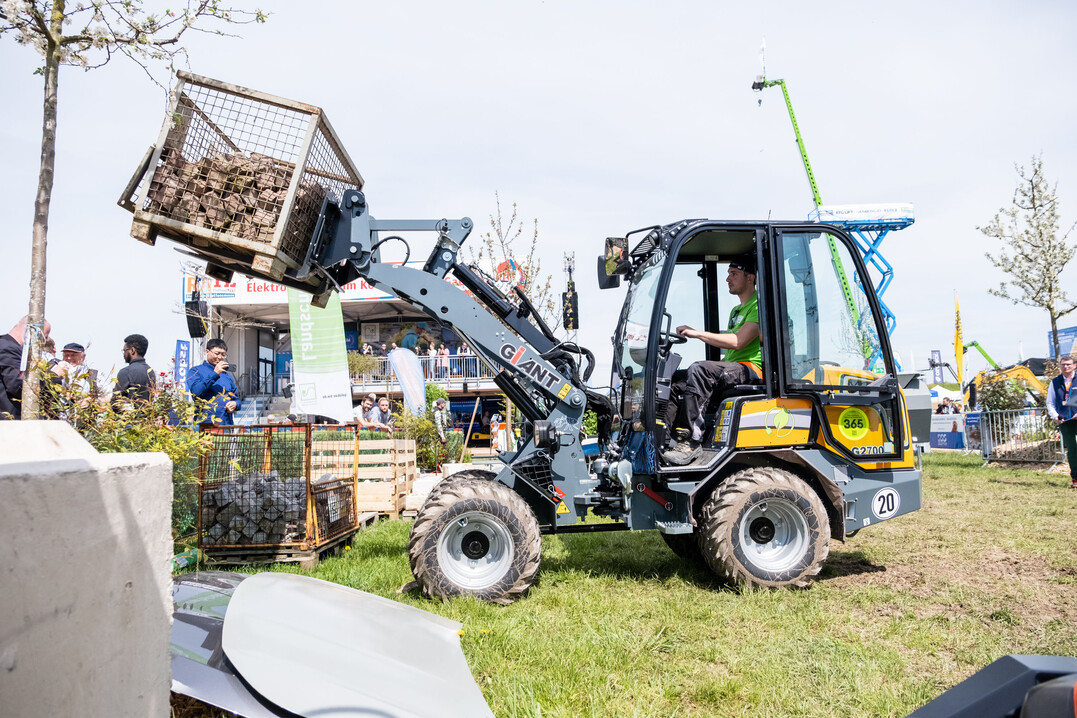 Mit dem Giant G2700E prsentiert Kiesel einen kompakten Radlader mit emissionsfreiem Antrieb und groen Funktionsspektrum.