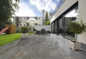 Moderner Landhausstil oder angesagter City-Look? In klassischer Reihenverlegung passt Taja Betonplus zu beidem. 