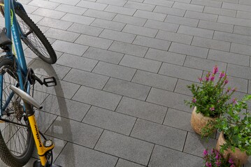 Geradlinig mit natrlich wirkendem Look: Das neue Zena-Pflaster ist der ideale Partner fr Architektur mit elegant-zeitlosem Anspruch.