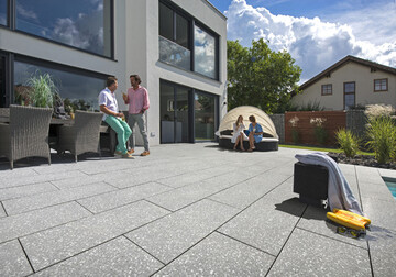 Die Beton-Terrassenplatte Talida bietet ein edles und zeitloses Ambiente auf der heimischen Terrasse.