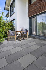 Farly von KANN ist ein Eyecatcher auf jeder Terrasse. In Kombination mit den edlen Graunuancen wirkt die Flächengestaltung sehr hochwertig und abwechslungsreich.