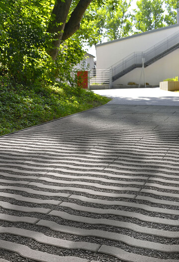 Moderne Flchengestaltung und umweltbewusste Planung: Mit der WaveLiner Rasenwelle von KANN lassen sich ffentliche Flchen mit hherer Verkehrsbelastung attraktiv in Szene setzen.
