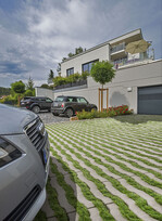 Auch begrünt punkten mit dem WaveLiner befestigte Flächen sowohl optisch als auch ökologisch.