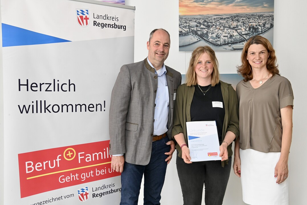 v.l.: Karl Artinger, Geschftsfhrer der Artinger GmbH & Co. KG, Susanne Gradl, Ausbildungsbeauftragte bei der Artinger GmbH & Co. KG, und Tanja Schweiger, Landrtin des Landkreises Regensburg, bei der Auszeichnung des Fachbetriebs mit dem Qualittssiegel Beruf und Familie. Geht gut bei uns!.