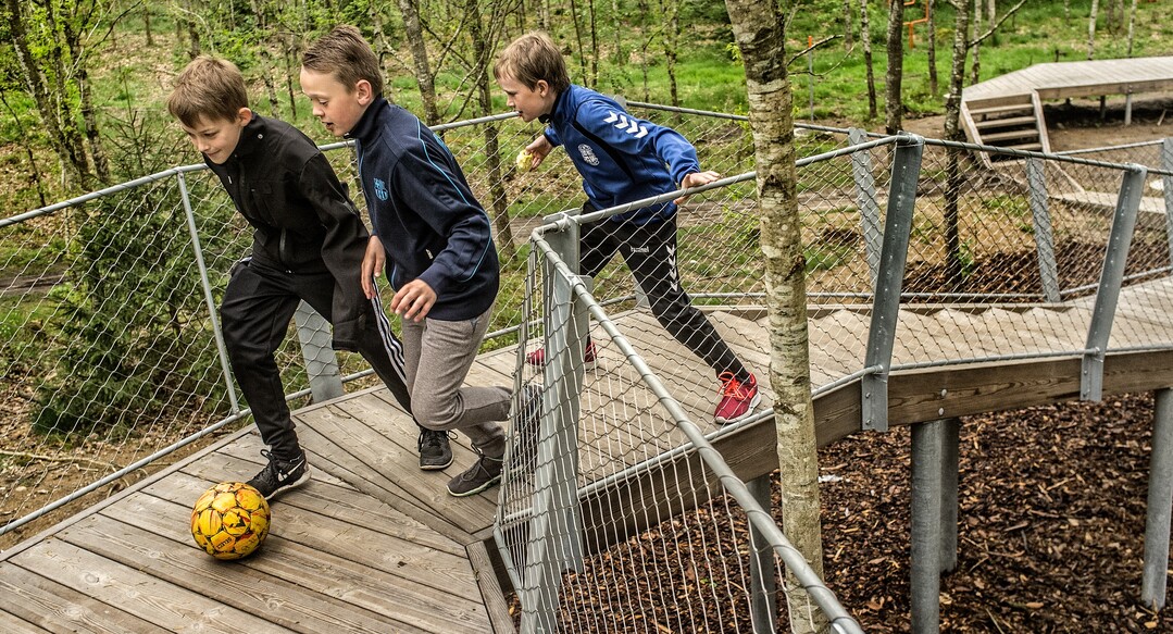 Die Skørping Schule, die in der Gemeinde Rebild in Norddänemark liegt, hat einen interaktiven Spielplatz aus Kebony Holz geschaffen