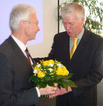 ZVG-Vizepräsident Hartmut Weiman (rechts) wird im FLL-Präsidium begrüßt.