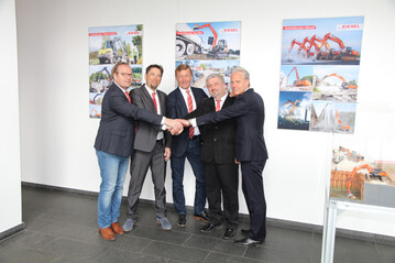 Ab jetzt gemeinsam: v.l. Lars Kirchner (Gesamtvertriebsleiter Kiesel-Gruppe), Piotr Zos-zak (Geschftsfhrer Kiesel Poland), Toni Kiesel (Ge-schftsfhrer Kiesel-Gruppe), Gregorz Panek (Geschftsfhrer Kiesel Poland) sowie Michael Kchen (kaufmnnischer Leiter Kiesel-Gruppe)