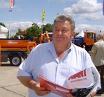 „Der Besuch hier auf der demopark hat sich gelohnt“, betonte Klaus Reinhold. Sein Interesse liegt vor allem bei Geräten zur Rasenpflege. Für seinen Streuobstanbau plant er den Kauf neuer Maschinen. Auf der Messe verschafft er sich einen ersten Eindruck über den Stand der Technik und die verschiedenen Firmen. „Eine solche Auswahl bekommt man auf keiner anderen Messe geboten.“