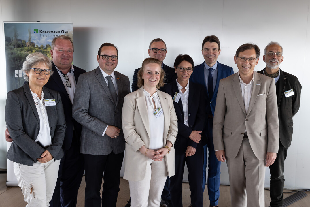 (v.l.n.r.) Gisela Knappmann, Peter Knappmann (Knappmann Landschaftsbau), Oberbrgermeister Thomas Kufen (Stadt Essen), Laura Knappmann (Knappmann Landschaftsbau ), Dott. (I) Arch.-Dipl.-Ing. Andreas Kipar (LAND Srl), Dipl.-Ing. Alexa Waldow-Stahm (Stahm Architekten), Prof. Dr. Uli Paetzel (Emschergenossenschaft), Dr. Frank Dudda (Oberbrgermeister der Stadt Herne), Peter Menke (Ned.Work Agentur + Verlag)