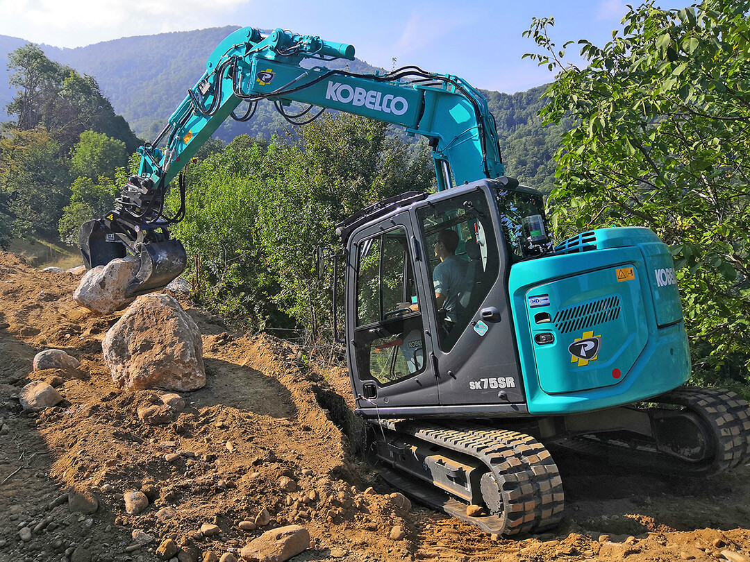 Mit dem SK75SR-7 Side Drain prsentiert Kobelco auf der GaLaBau einen Offset-Bagger, der bei besonderen Anforderungen Vorteile bietet.