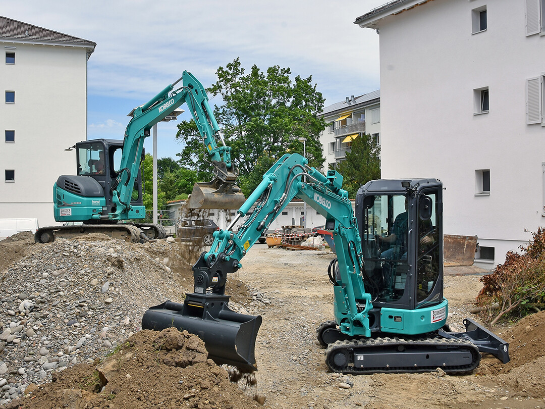 Quer durch alle Klassen bietet Kobelco hohe Standards in Arbeitsleistung, Komfort und Sicherheit: vorne der neue Kobelco SK26SR-7, hinten der bewhrte 6-Tonner SK58SRX-7.