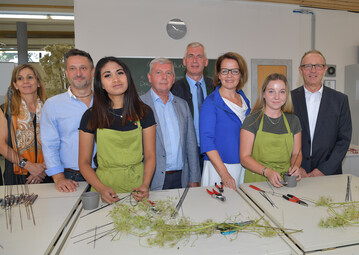 Bildungs-Landesrtin Christiane Teschl-Hofmeister mit den Schulvertreterinnen und -vertretern in den neuen Lehrwerksttten an der Landesberufsschule Langenlois 