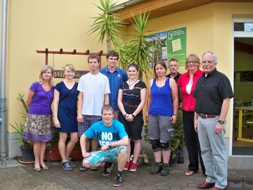 Treffen der Teilnehmer am 29. Juli 2014 mit den Geschftsfhrern des Berufsbildungswerkes Toralf Purschwitz (3.v.r.) Rosemarie Gampig (2.v.r), Prof. Johannes Diebel, HTW Dresden (1.v.r), Christina Lange, Vertreter des VGLS (1.v.l). 