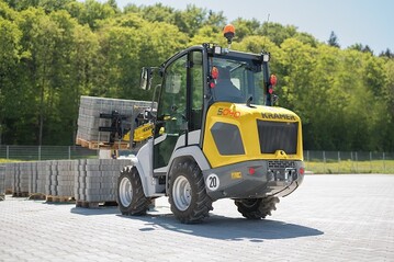 Perfekte Leistung, kompakte Mae und geringes Eigengewicht zeichnen den neuen Kramer Radlader aus.