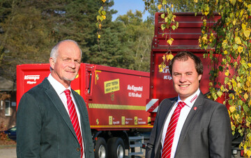 Seit dem 1. November 2017 arbeiten Senior August Krampe und Sohn Robin Krampe gemeinsam in der Geschftsleitung der Krampe Fahrzeugbau GmbH.