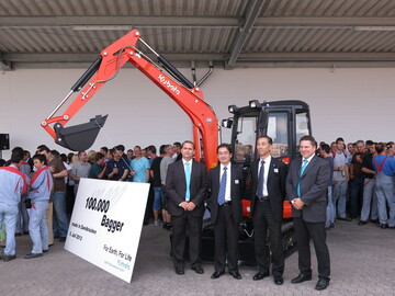 Sie feierten den 100.000sten Kubota aus Zweibrcken: Joachim Stein (Vertrieb und Service Kubota Baumaschinen GmbH), Kazunari Shimokawa (Geschftsfhrer Kubota Baumaschinen GmbH), Yasuo Nakata (General Manager Kubota Construction Machinery), Jrgen Bidell (Vertriebsleiter Kubota Baumaschinen GmbH). 