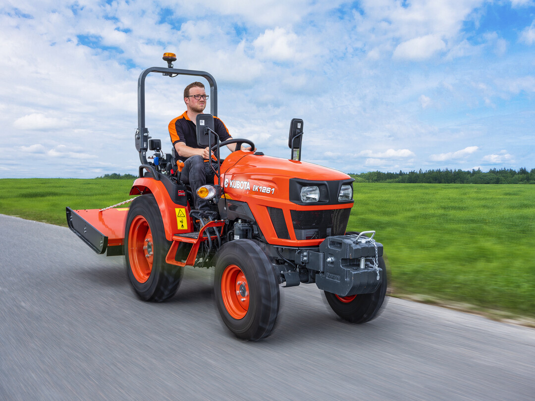 Mit dem EK1 (Escorts-Kubota) stellt Kubota eine neue Kompakttraktoren-Serie vor. Die
Serie wurde erstmals auf der Salon Vert Show in Frankreich prsentiert.
