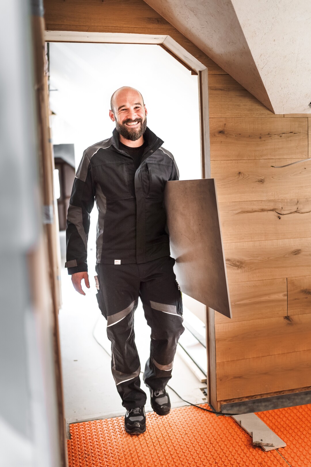Die nach dem Grnen Knopf 2.0 zertifizierte Kollektion begleitet TrgerInnen das ganze Jahr hindurch. Dank des breiten Grenspiegels bietet sie fr jeden Figurtyp 
das passende Outfit.