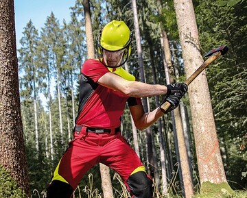 Die neue Schnittschutzkollektion von Kbler schtzt Forst-Profis vor Verletzungen und macht das Arbeiten komfortabler. 