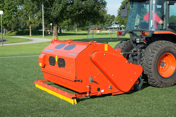 Kunstrasennutzer knnen aufatmen: Die Wiedenmann Terra Clean 160 C mit Zyklonfiltern holt selbst feinste Schmutz- und Gummipartikel aus dem Kunstrasen.