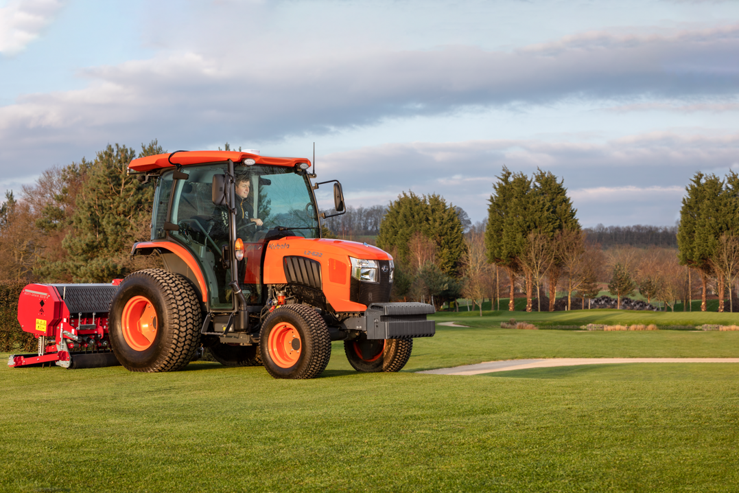 Ein Kubota Kompakttraktor mit satellitengestützter Spurführung. Dank der automatischen Lenkradsteuerung kann sich der Fahrer ganz auf sein Anbauwerkzeug konzentrieren.