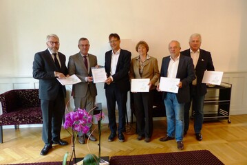 Bildzeile: Die bergabe der Bewerbungsschrift zur Bundesgartenschau Schwerin 2025 erfolgte am 13. Oktober 2016 in Bonn bei der Deutschen Bundesgartenschau-Gesellschaft mbH (DBG). Von links nach rechts: Jochen Sandner, Geschftsfhrer der Deutschen Bundesgartenschau Gesellschaft, Jrgen Mertz, Prsident des Zentralverband Gartenbau e.V. (ZVG), Vorsitzender der Gesellschafterversammlung der Deutschen Bundesgartenschau-Gesellschaft mbH (DBG) und Vorsitzender des DBG-Verwaltungsrates, Bernd Nottebaum, Stellvertreter des Oberbrgermeister der Landeshauptstadt Schwerin, Ilka Wilczek, Werkleitung Stadtwirtschaftliche Dienstleistungen Schwerin, Bernhard Schwarz, sinai Gesellschaft fr Landschaftsarchitekten mbH Berlin und Dr. Josef Wolf, Geschftsfhrer der Stadtwerke Schwerin. 