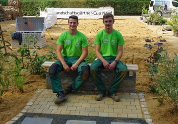 Die neuen Landesmeister der Metropolregion Hamburg: Leevi Meyer (links) und Thies Johannsen vom Fachbetrieb Norbert Farwick Garten- und Landschaftsbau mit Sitz in Appel. 
