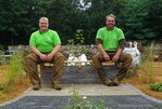 Die neuen Landesmeister Schleswig-Holsteins: David Suckow (rechts) und Andre Hamer vom Lütjenburger Betrieb Thorsten Zillmann Natura Gartengestaltung.