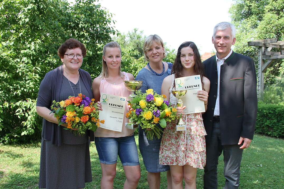 Die Personen v. l.: Berufsschuldirektorin Dipl.-Ing. (FH) Anna-Maria Betz, beste Junggärtnerin Nina Zeilinger (Berufsschule), Landesrätin Mag. Barbara Schwarz, beste Junggärtnerin Lisa Wagner (Fachschule) und Fachschuldirektor Ing. Franz Fuger.