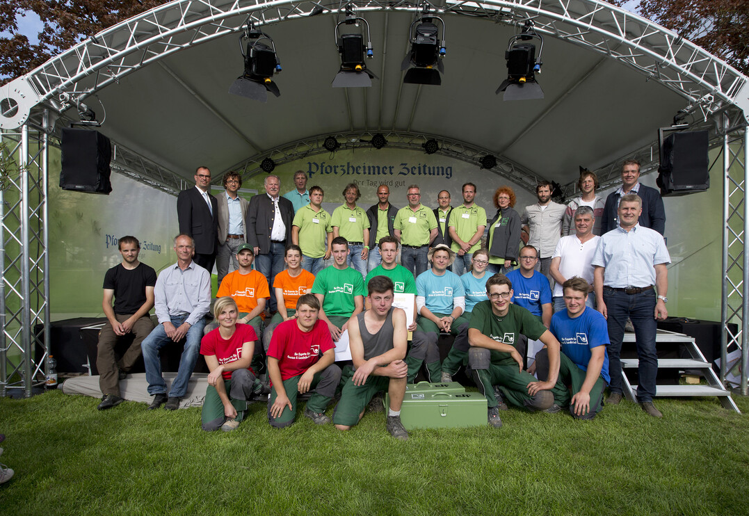 Gruppenbild mit allen Teilnehmern, Jury und Ausbildern/Chefs