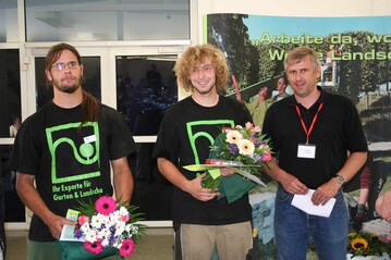 Das Siegerteam (v.l.n.r.): Ralf Schwieters und Dave Kosse mit dem Vorsitzenden des FGL Berlin und Brandenburg e.V., Carsten Henselek 