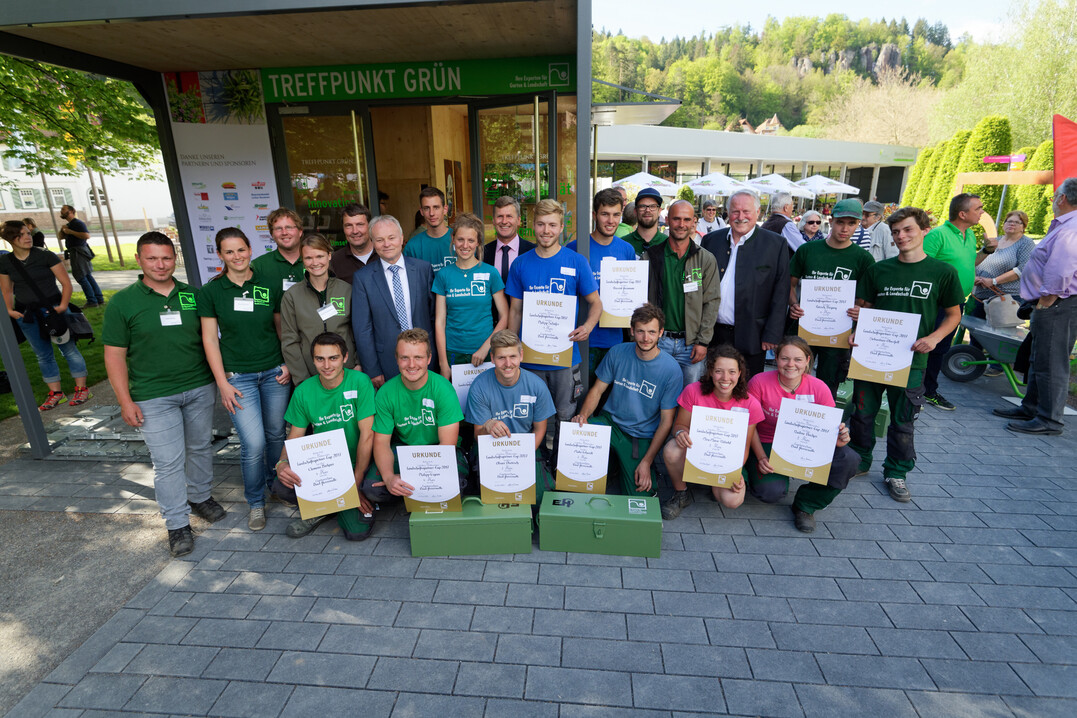 Gruppenbild mit allen Teams und den Juroren
