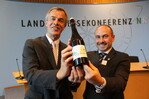 Bad Lippspringes Bürgermeister Andreas Bee übergibt Minister
Johannes Remmel eine Flasche mit Original-Wasser aus der
Arminiusquelle in Bad Lippspringe. (Bild: MKULNV)