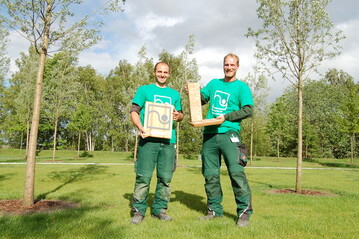 Die Auszubildenden zum Landschaftsgrtner Matthias Wachsmuth (r.) und Jrgen Trippel aus Schleswig-Holstein belegten beim Landschaftsgrtner-Cup Nord 2011 den ersten Platz. 