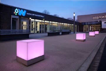 light seats von Lichtwerk beleuchten mit sanftem Farbwechsel den Auenbereich der Wiehler Wasserwelt. Sie setzen attraktive Akzente in der Gestaltung des ffentlichen Raums und sind zugleich Sitzmbel, die zum Verweilen einladen. 