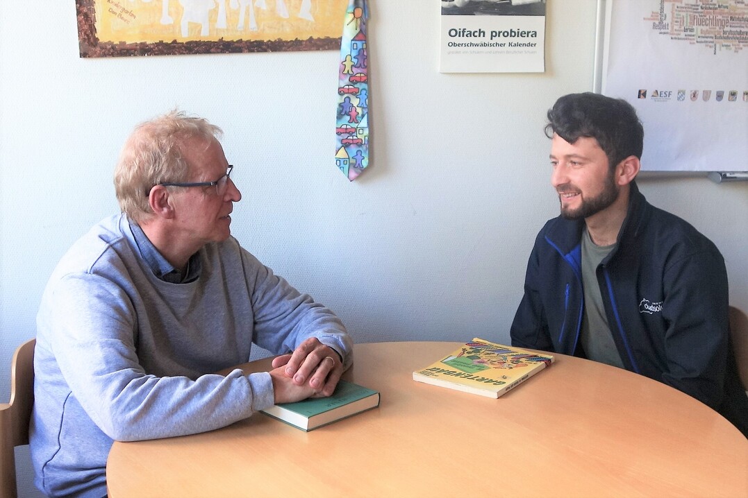Klassenlehrer Konrad Lindner hilft seinem afghanischen Schler Noor Agha Haydari bei der Bewltigung der Lernprobleme.