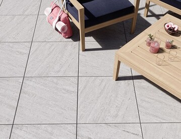 Naturnah und elegant wirkt die Terrassenplatte Living Moments. Fr besondere Lichtreflexe sorgen Glimmerpartikel in der feinen Oberflche.